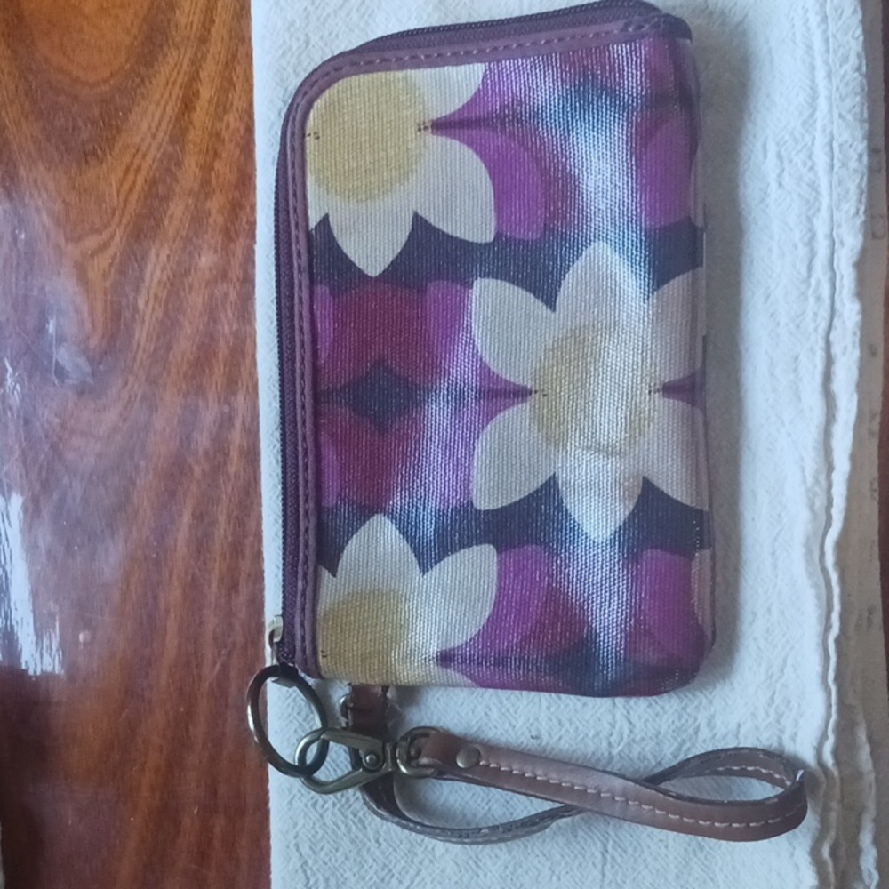 Fossil Wristlet / holds up to 4 cards ♥️ - Picture 2 of 3